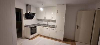 Moderne Küche mit Holzelementen