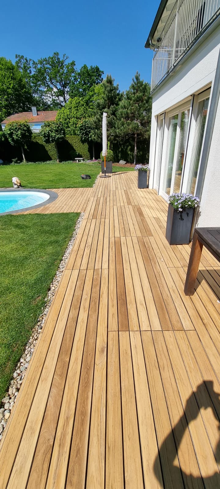 Holzterrasse im Garten